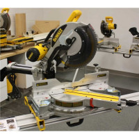 Торцовочная пила DEWALT DWS 780