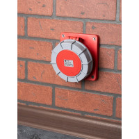 Розетка стационарная внутренняя угловая EKF 4442 3Р+РЕ 125А 380В IP67 ps-4442-125-380