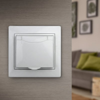 Розетка Intro Plano 1-203-01 с заземлением 2P+E Schuko с крышкой, 16А-250В, IP20, СУ, белый Б0053889