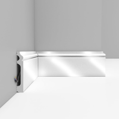 Плинтус напольный Decomaster 79x13x2400мм белый глянцевый D005-114 ДМ