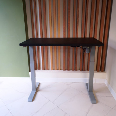 Стол StolStoya МОТОР UP с регулируемой высотой подстолье серое и столешница МДФ эмаль черная 140x70 SE211ISB14070