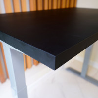 Стол StolStoya МОТОР UP с регулируемой высотой подстолье серое и столешница МДФ эмаль черная 140x70 SE211ISB14070