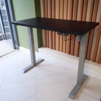 Стол StolStoya МОТОР UP с регулируемой высотой подстолье серое и столешница МДФ эмаль черная 140x70 SE211ISB14070