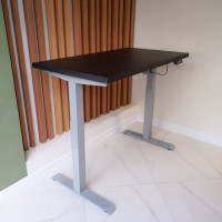 Стол StolStoya МОТОР UP с регулируемой высотой подстолье серое и столешница МДФ эмаль черная 140x70 SE211ISB14070