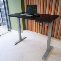 Стол StolStoya МОТОР UP с регулируемой высотой подстолье серое и столешница МДФ эмаль черная 140x70 SE211ISB14070