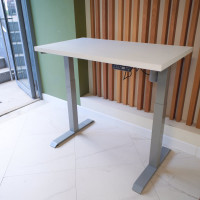 Стол StolStoya МОТОР UP с регулируемой высотой подстолье серое и столешница МДФ эмаль белая 140x70 SE211ISW14070