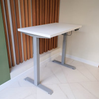 Стол StolStoya МОТОР UP с регулируемой высотой подстолье серое и столешница МДФ эмаль белая 140x70 SE211ISW14070