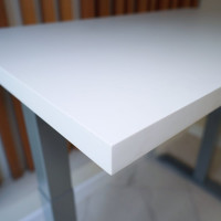 Стол StolStoya МОТОР UP с регулируемой высотой подстолье серое и столешница МДФ эмаль белая 140x70 SE211ISW14070