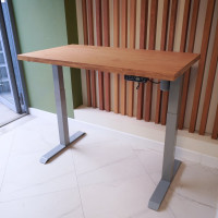 Стол StolStoya МОТОР UP с регулируемой высотой подстолье серое и столешница МДФ шпон дуб европейский SE211ISDE12065