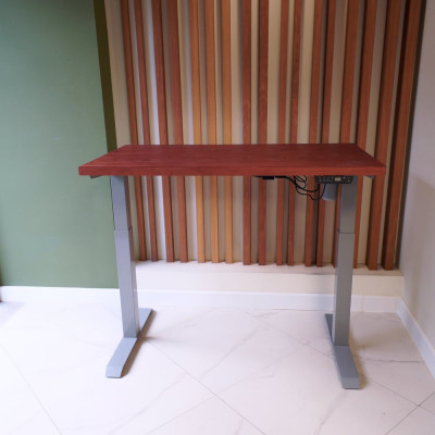 Стол StolStoya МОТОР UP с регулируемой высотой подстолье серое и столешница МДФ шпон красное дерево SE211ISKD12065