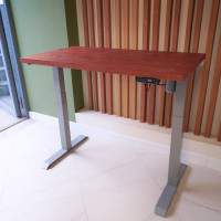 Стол StolStoya МОТОР UP с регулируемой высотой подстолье серое и столешница МДФ шпон красное дерево SE211ISKD14070