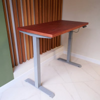 Стол StolStoya МОТОР UP с регулируемой высотой подстолье серое и столешница МДФ шпон красное дерево SE211ISKD14070