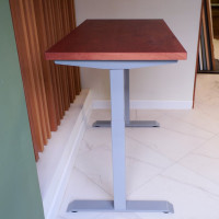 Стол StolStoya МОТОР UP с регулируемой высотой подстолье серое и столешница МДФ шпон красное дерево SE211ISKD14070