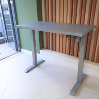 Стол StolStoya МОТОР UP с регулируемой высотой подстолье серое и столешница МДФ эмаль серая 140x70 SE211ISS14070