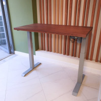 Стол StolStoya МОТОР UP с регулируемой высотой подстолье серое и столешница МДФ шпон американский орех SE211ISAO14070