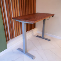 Стол StolStoya МОТОР UP с регулируемой высотой подстолье серое и столешница МДФ шпон американский орех SE211ISAO14070