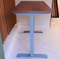 Стол StolStoya МОТОР UP с регулируемой высотой подстолье серое и столешница МДФ шпон американский орех SE211ISAO14070