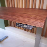 Стол StolStoya МОТОР UP с регулируемой высотой подстолье серое и столешница МДФ шпон американский орех SE211ISAO12065