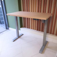 Стол StolStoya МОТОР UP с регулируемой высотой подстолье серое и столешница МДФ шпон беленый дуб 140x70 SE211ISBD14070