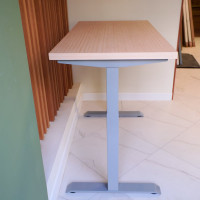 Стол StolStoya МОТОР UP с регулируемой высотой подстолье серое и столешница МДФ шпон беленый дуб 140x70 SE211ISBD14070