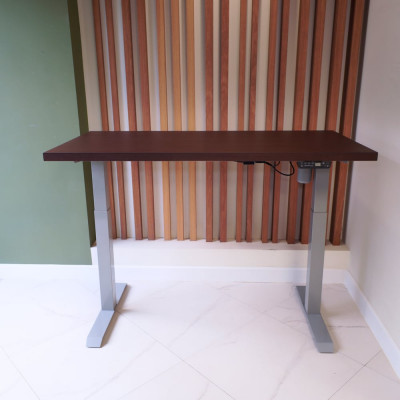 Стол StolStoya МОТОР UP с регулируемой высотой подстолье серое и столешница МДФ шпон венге 140x70 SE211ISV14070