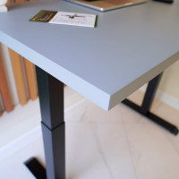 Стол StolStoya МОТОР UP с регулируемой высотой подстолье черное и столешница МДФ эмаль серая 140x70 SE211IBS14070