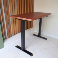 Стол StolStoya МОТОР UP с регулируемой высотой, подстолье черное и столешница МДФ шпон красное дерево SE211IBKD12065