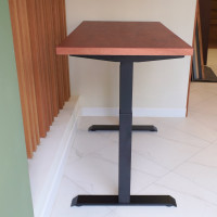 Стол StolStoya МОТОР UP с регулируемой высотой, подстолье черное и столешница МДФ шпон красное дерево SE211IBKD12065