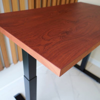 Стол StolStoya МОТОР UP с регулируемой высотой, подстолье черное и столешница МДФ шпон красное дерево SE211IBKD12065