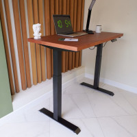 Стол StolStoya МОТОР UP с регулируемой высотой, подстолье черное и столешница МДФ шпон красное дерево SE211IBKD12065