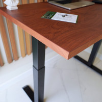 Стол StolStoya МОТОР UP с регулируемой высотой, подстолье черное и столешница МДФ шпон красное дерево SE211IBKD12065