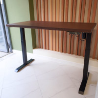 Стол StolStoya МОТОР UP с регулируемой высотой подстолье черное и столешница МДФ шпон венге 140x70 SE211IBV14070