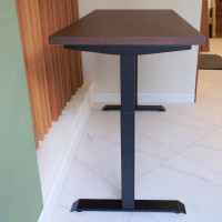 Стол StolStoya МОТОР UP с регулируемой высотой подстолье черное и столешница МДФ шпон венге 140x70 SE211IBV14070
