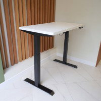 Стол StolStoya МОТОР UP с регулируемой высотой подстолье черное и столешница МДФ эмаль белая 140x70 SE211IBW14070