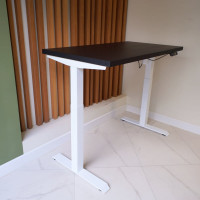 Стол с регулируемой высотой StolStoya МОТОР UP подстолье белое и столешница МДФ эмаль Черная, 140x70 SE211/140WB