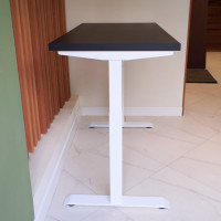 Стол с регулируемой высотой StolStoya МОТОР UP подстолье белое и столешница МДФ эмаль Черная, 140x70 SE211/140WB