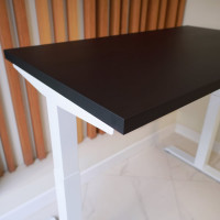 Стол с регулируемой высотой StolStoya МОТОР UP подстолье белое и столешница МДФ эмаль Черная, 140x70 SE211/140WB