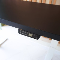 Стол с регулируемой высотой StolStoya МОТОР UP подстолье белое и столешница МДФ эмаль Черная, 140x70 SE211/140WB