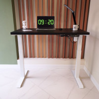 Стол с регулируемой высотой StolStoya МОТОР UP подстолье белое и столешница МДФ эмаль Черная, 140x70 SE211/140WB