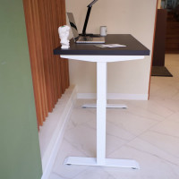 Стол с регулируемой высотой StolStoya МОТОР UP подстолье белое и столешница МДФ эмаль Черная, 140x70 SE211/140WB