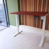 Стол с регулируемой высотой StolStoya МОТОР UP подстолье белое и столешница МДФ шпон Красное дерево SE211I140WKD