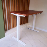 Стол с регулируемой высотой StolStoya МОТОР UP подстолье белое и столешница МДФ шпон Красное дерево SE211I140WKD