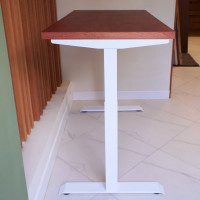 Стол с регулируемой высотой StolStoya МОТОР UP подстолье белое и столешница МДФ шпон Красное дерево SE211I140WKD