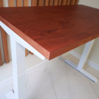 Стол с регулируемой высотой StolStoya МОТОР UP подстолье белое и столешница МДФ шпон Красное дерево SE211I140WKD