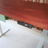 Стол с регулируемой высотой StolStoya МОТОР UP подстолье белое и столешница МДФ шпон Красное дерево SE211I140WKD