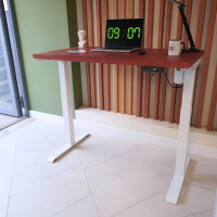 Стол с регулируемой высотой StolStoya МОТОР UP подстолье белое и столешница МДФ шпон Красное дерево SE211I140WKD