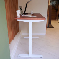 Стол с регулируемой высотой StolStoya МОТОР UP подстолье белое и столешница МДФ шпон Красное дерево SE211I140WKD