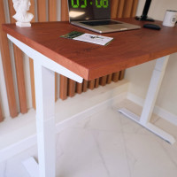 Стол с регулируемой высотой StolStoya МОТОР UP подстолье белое и столешница МДФ шпон Красное дерево SE211I140WKD