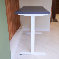 Стол с регулируемой высотой StolStoya МОТОР UP подстолье белое и столешница МДФ эмаль Сланцево-серая SE211I140WSS