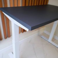 Стол с регулируемой высотой StolStoya МОТОР UP подстолье белое и столешница МДФ эмаль Сланцево-серая SE211I140WSS